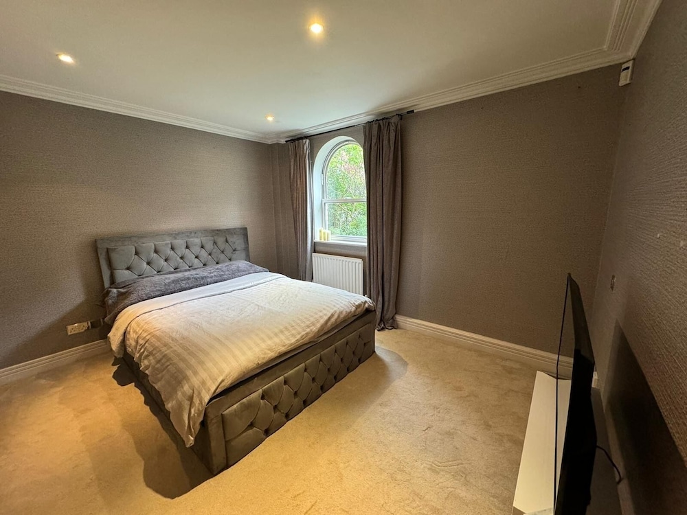 Luxury Apartment In London - Pool Spa & Gym