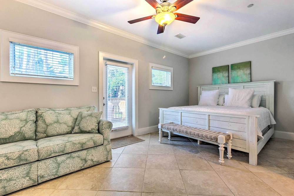 Home Near 30 A: Walk to Beach, Shops & Bicycles!