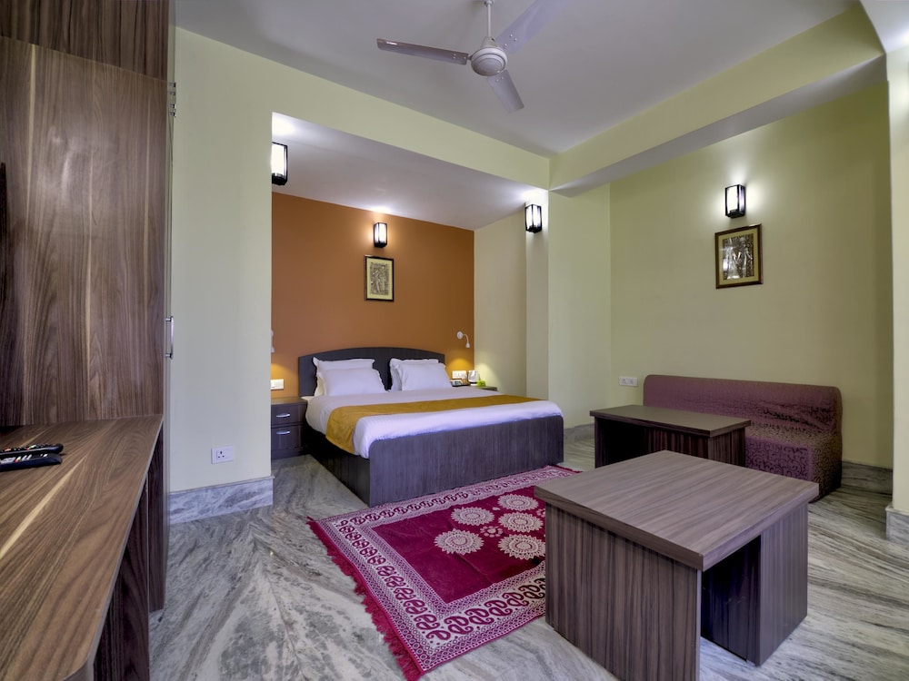 OYO 13465 Greendot Hotel