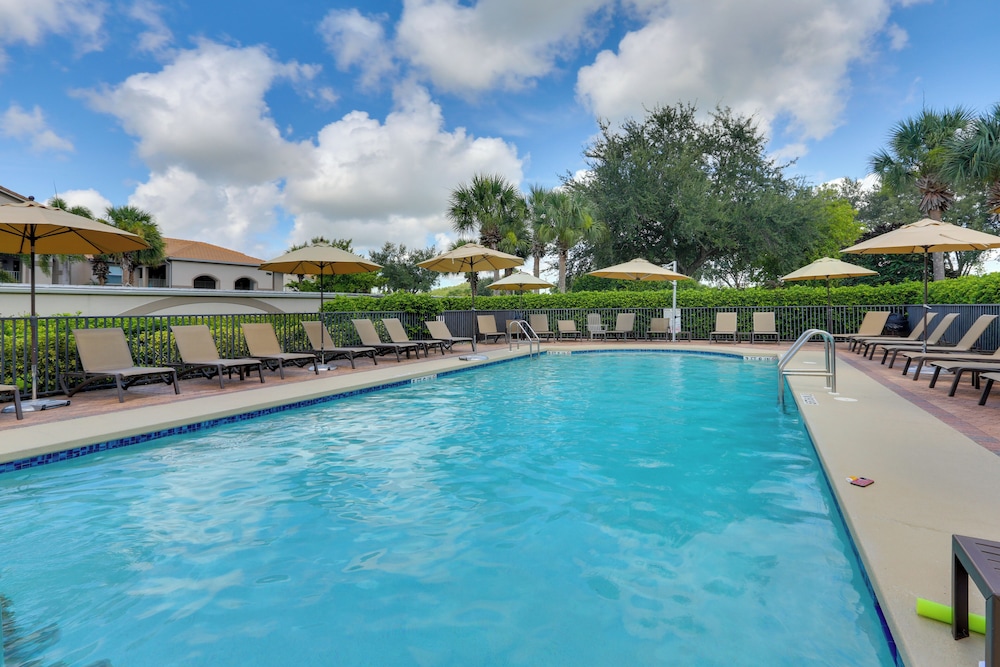 Lake View & Screened Balcony: Estero Getaway!