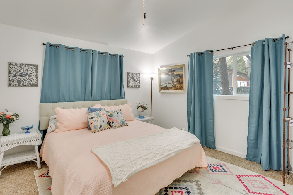 < 10 Mi to Trinity River: Family Home w/ Hot Tub!