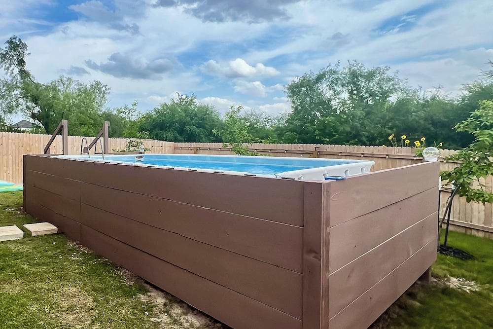 6 Mi to Lackland Afb: Hot Tub, Pool & Game Room!