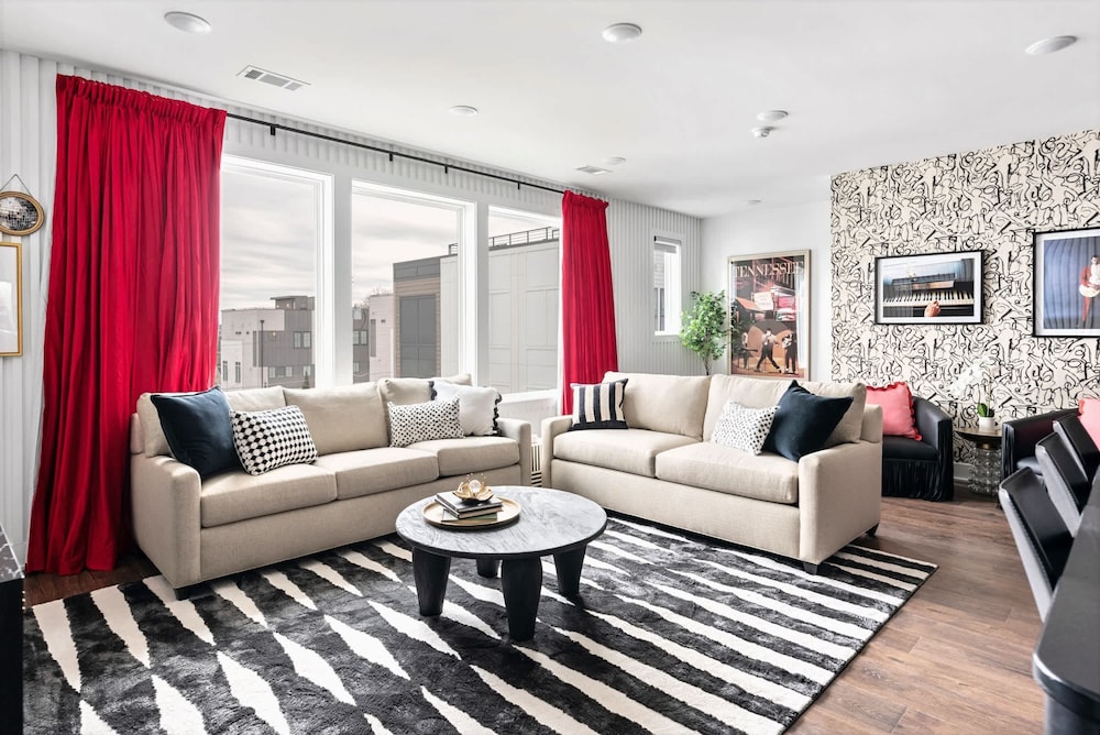 Nashville Escape With Skyline Deck and Hot Tub