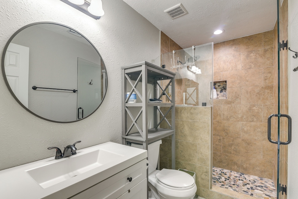 11 Mi to Dtwn: Family Home in Houston!
