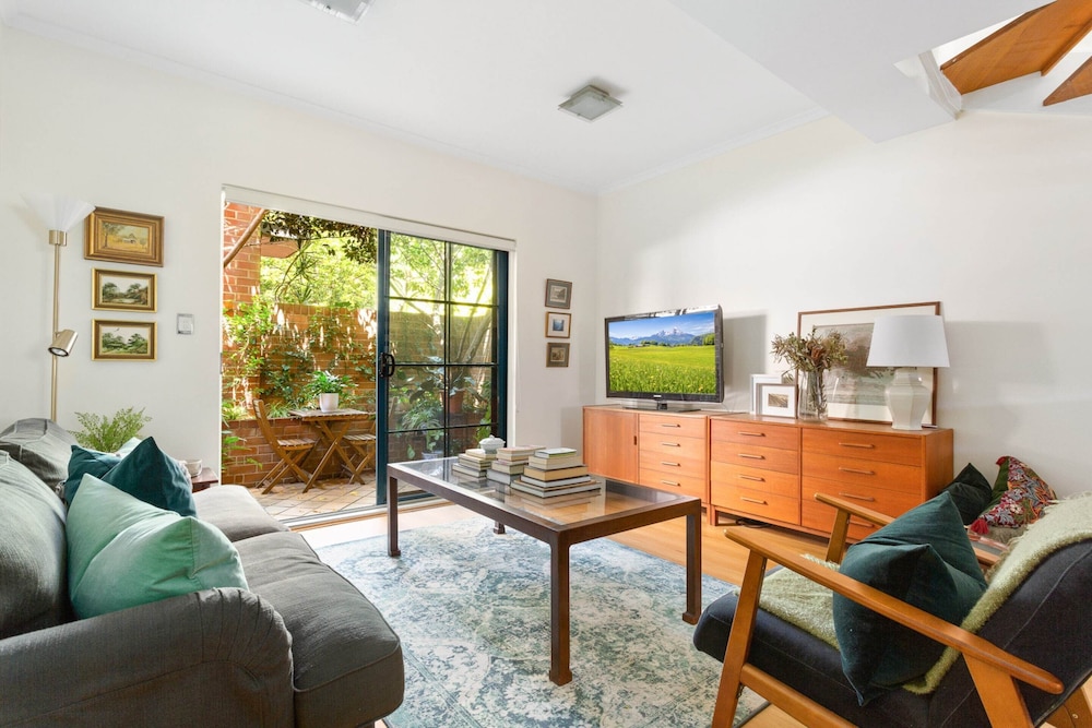 Spacious 2-bed Townhouse With a Lush Courtyard