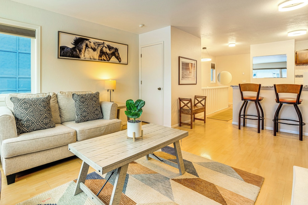 1 Mi to Dtwn: Cozy Condo in Anchorage!