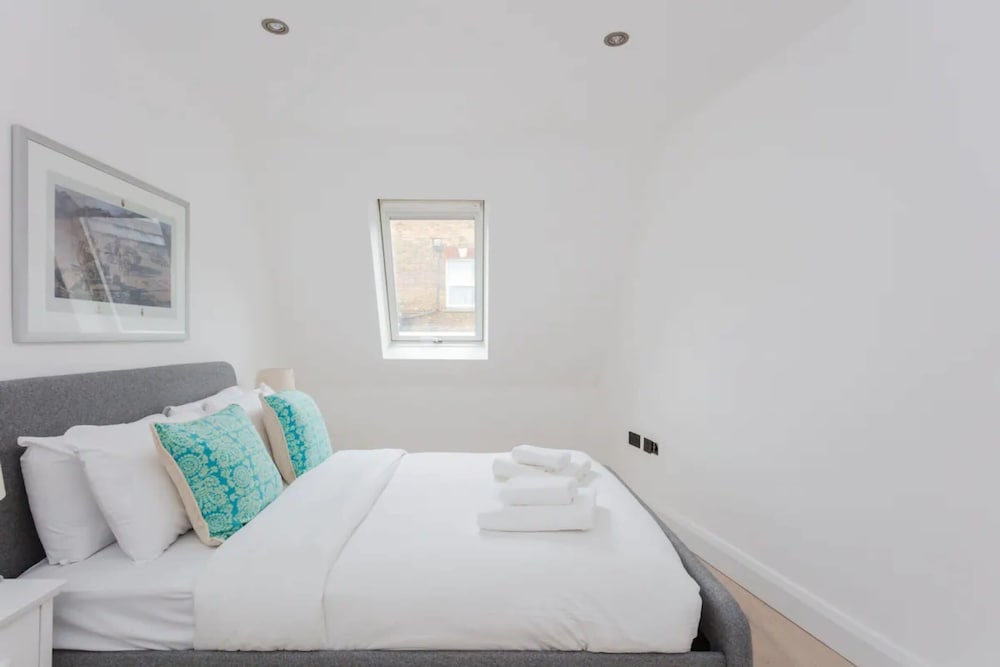 Contemporary 2 Bedroom House in Vibrant Shepherds Bush