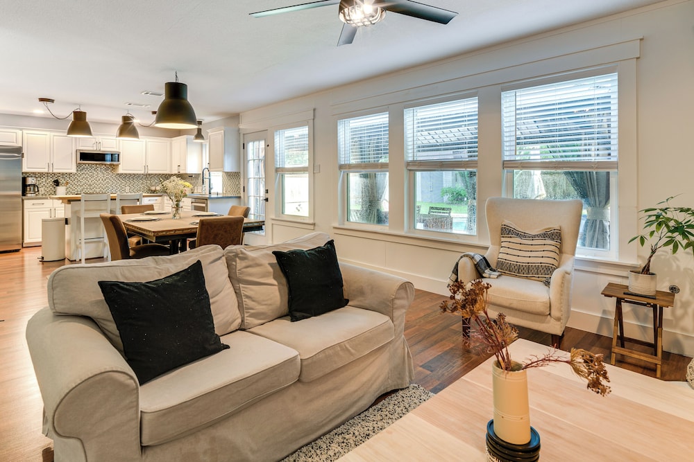 6 Mi to Northshore Park: Family Home w/ Pool!