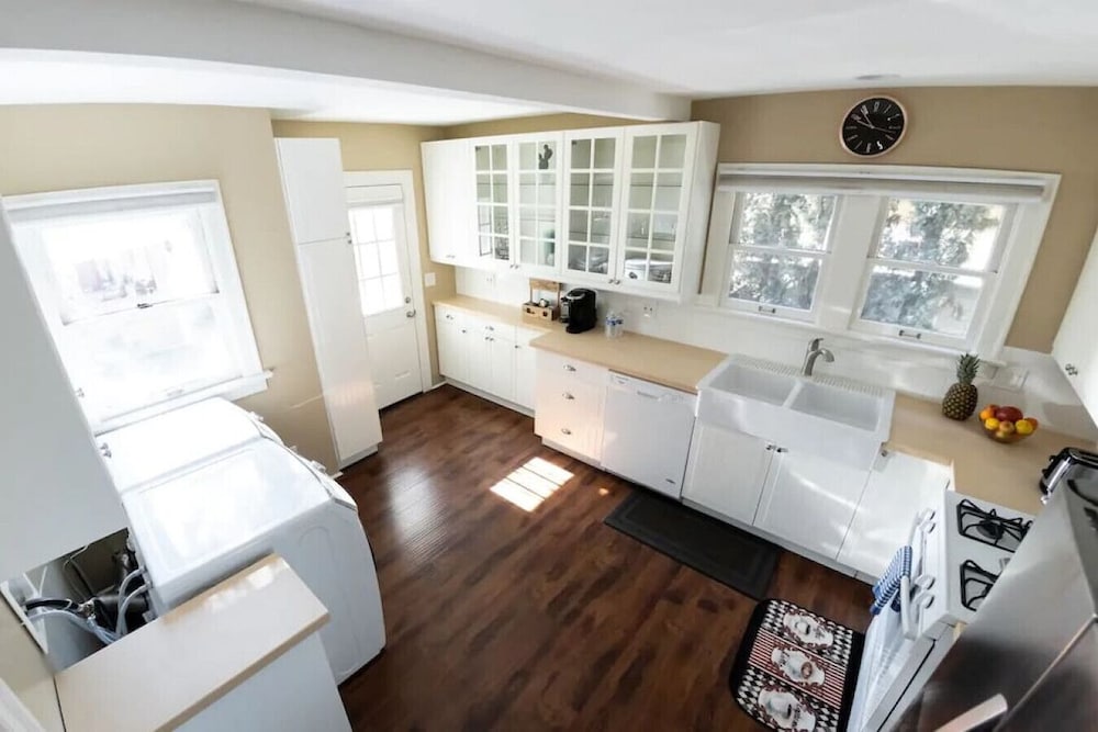 Updated 2BR House in Glendale With Private Fenced Yard Parking p2