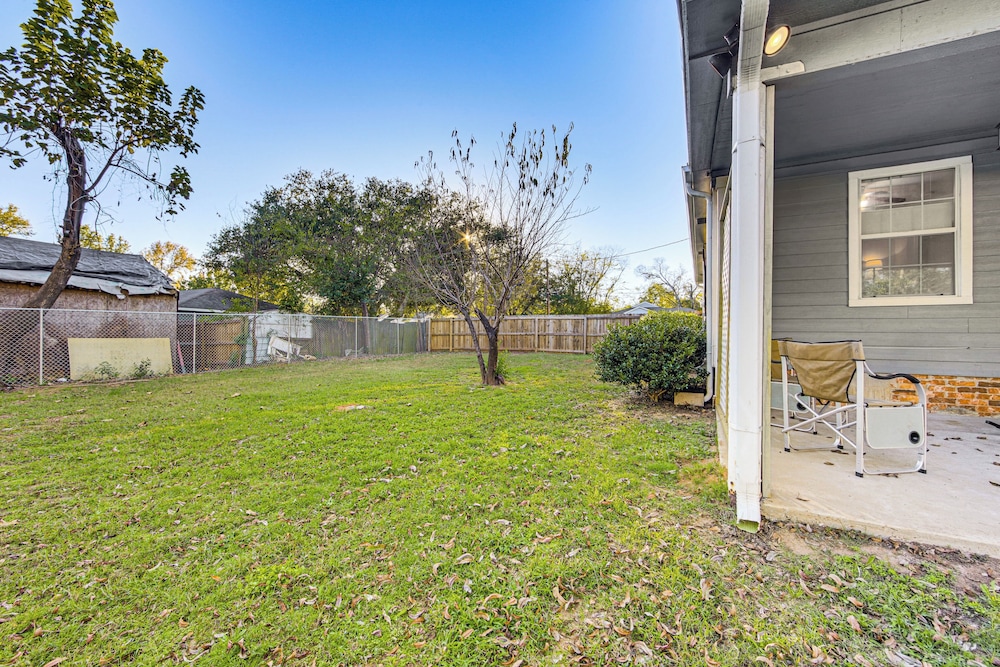 3 Mi to Downtown Tyler: Home w/ Fenced Yard!