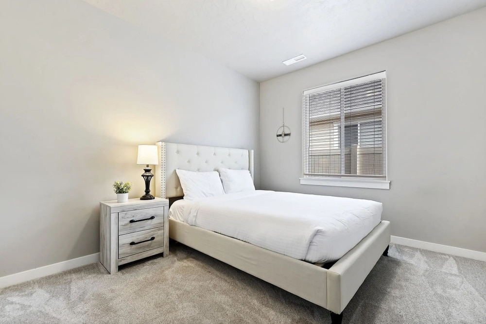 Relaxing Stay Pet Friendly King Near the Lake