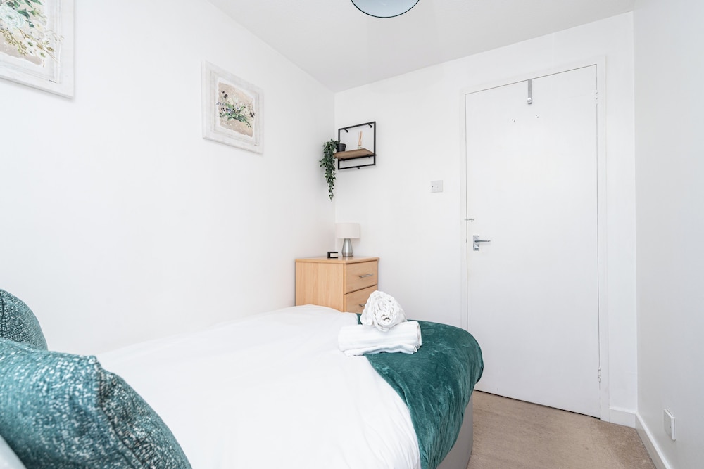 Canadawater-2bedroom-1bathroom-free Parking