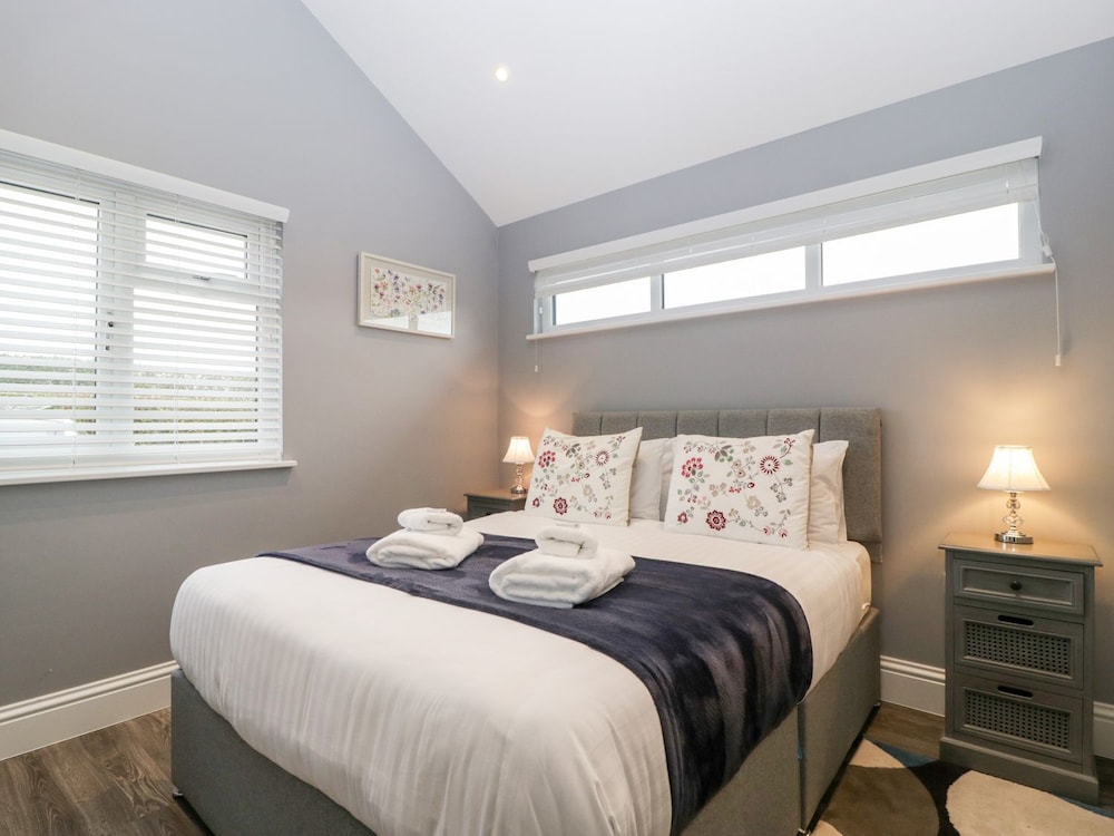 2 Oak Park