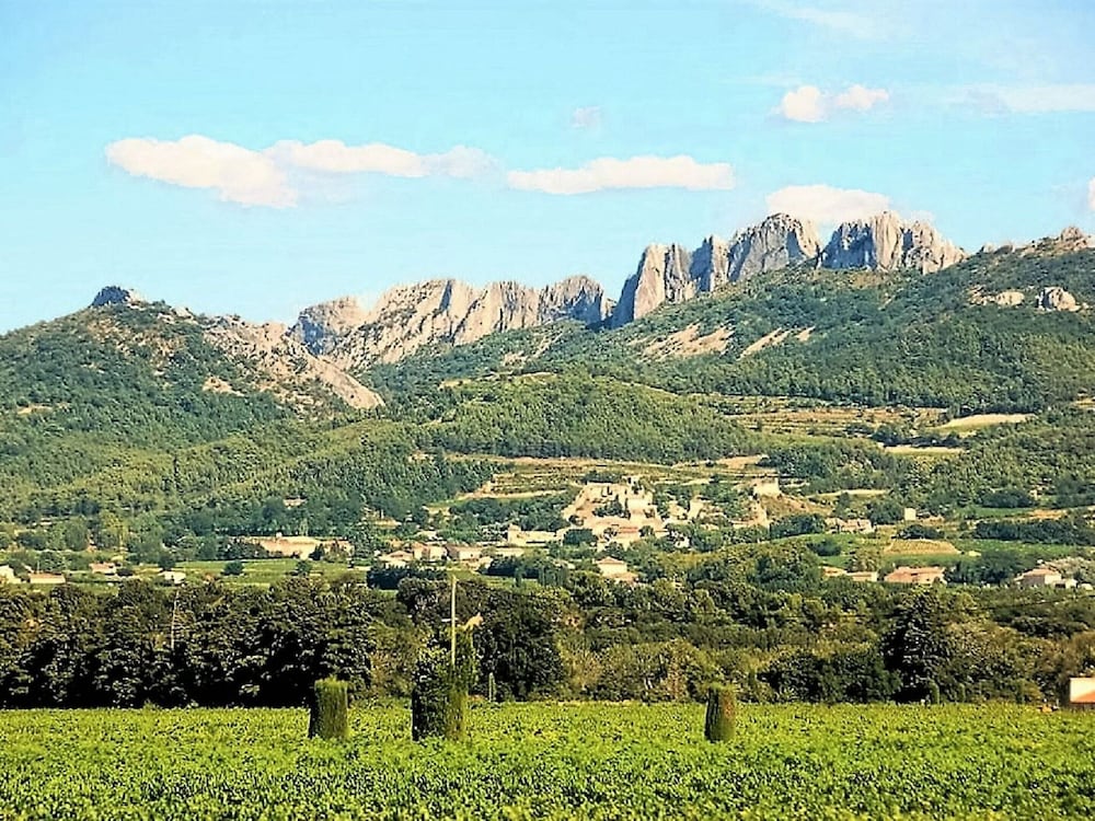 Stone House Near Chateauneuf-du-pape Vineyards