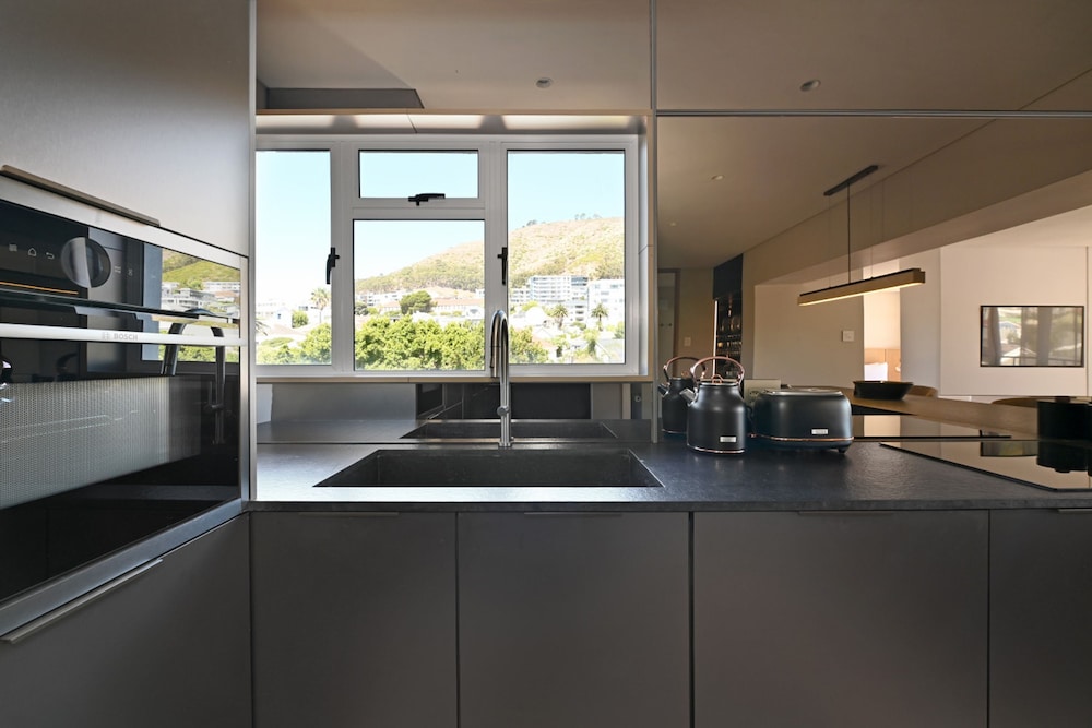 Elegant One Bed Sea Point Mountain Views