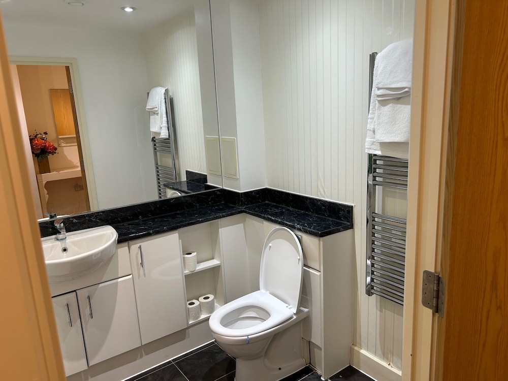 1-bed Apt, Sleeps 4, Central To Shops & Transport