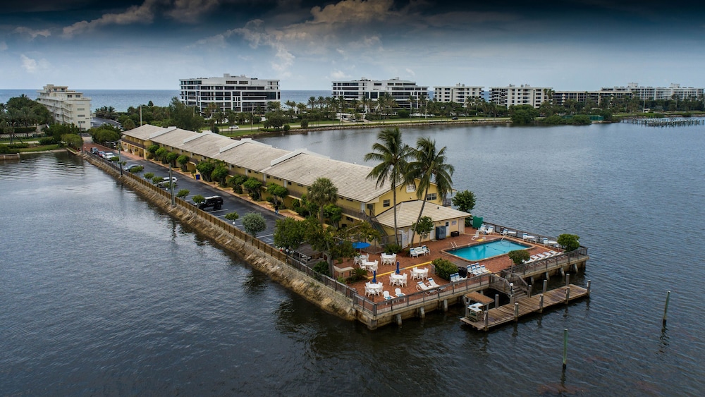 Hotel Palm Beach Waterfront Suites - Image 1
