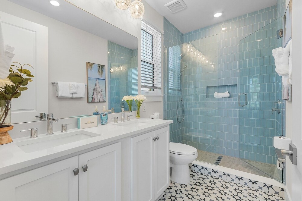 211 Blue Palm: Spacious 5-Bedroom Pool Home, Steps from Beach! 5 Home