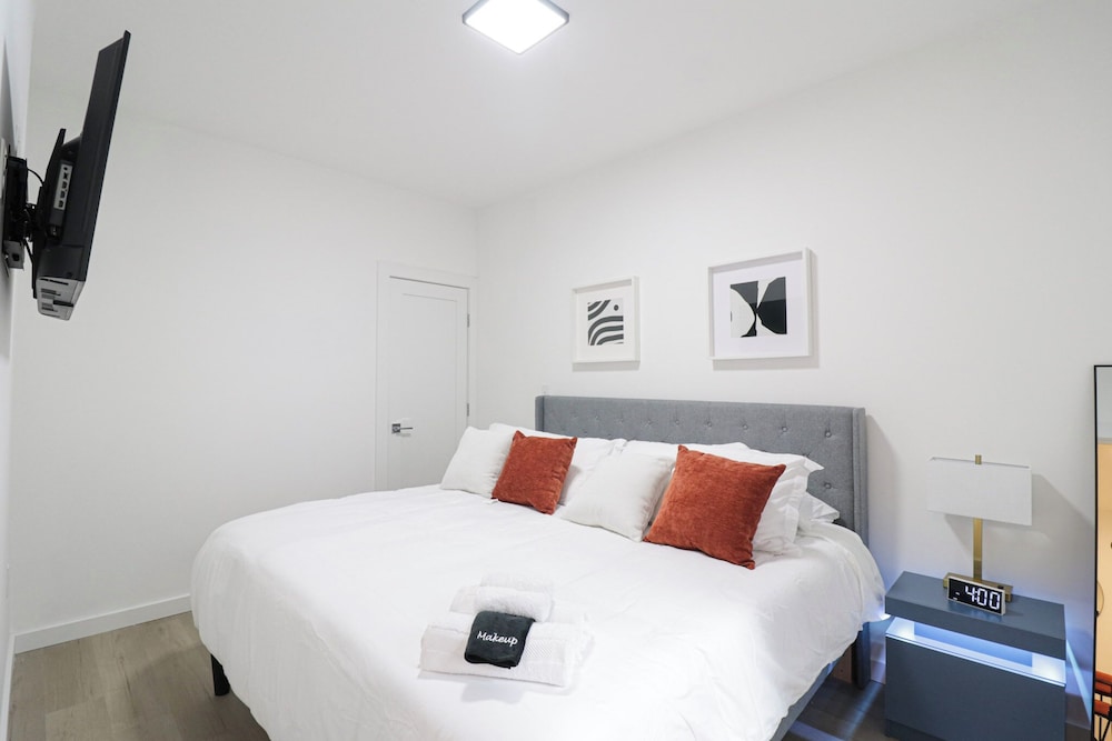 Unit 3 One BR With Queen Sofa and Bed