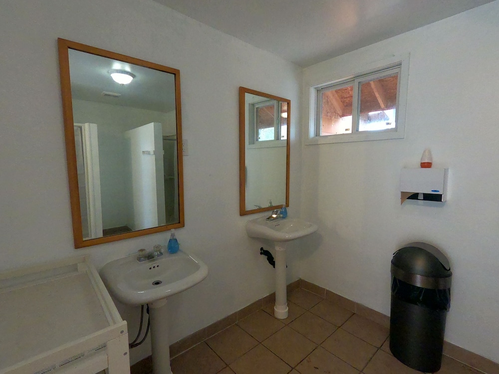 Lakepoint Cottage Resort