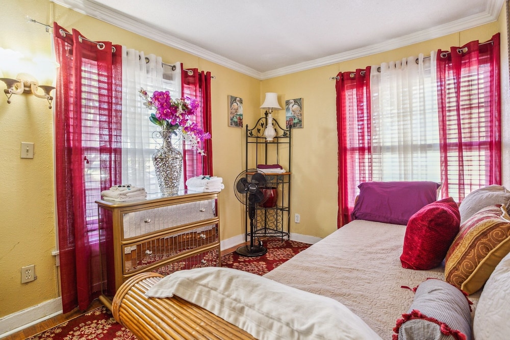 The Old Downtown Historic Grand Prairie House 4 Bedroom Home by RedAwning view 5