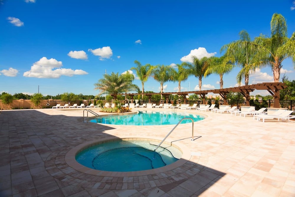 Modern Decor at West Lucaya 4 BR Wl8989