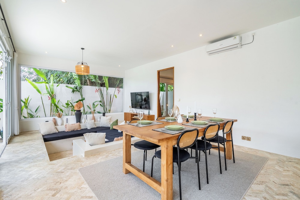 Eleven Villa Canggu - Calm Oasis with Pool and Privacy