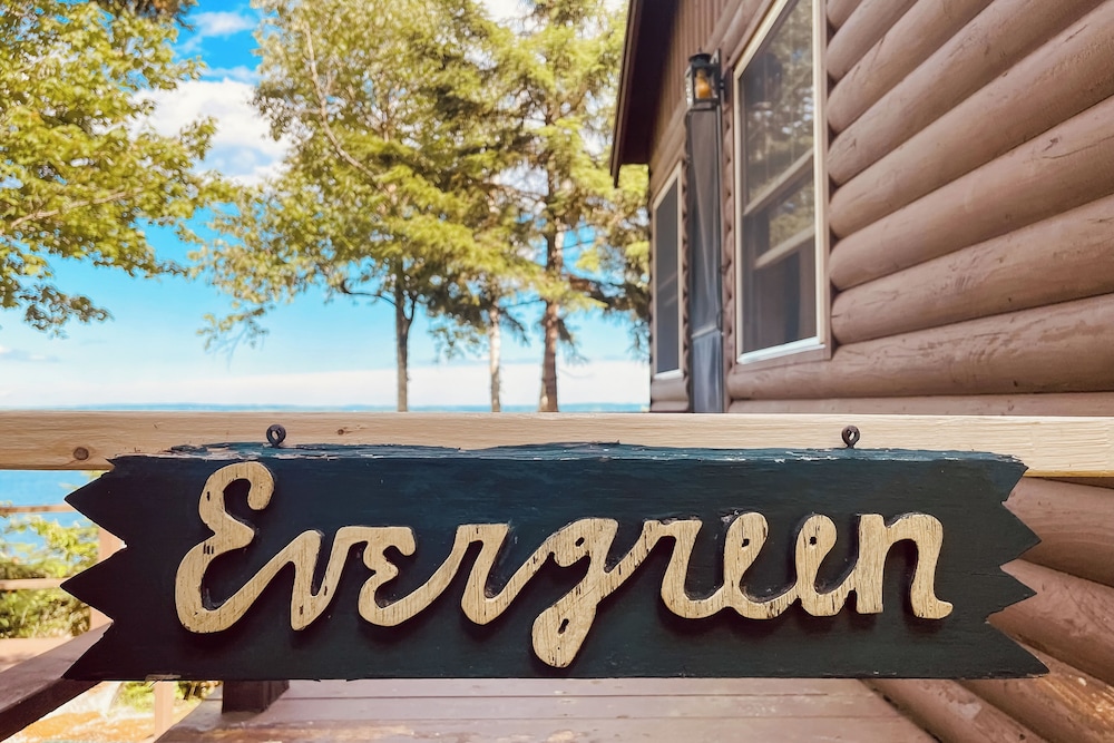 Cozy 1BR Cabin w/ Landscape Views