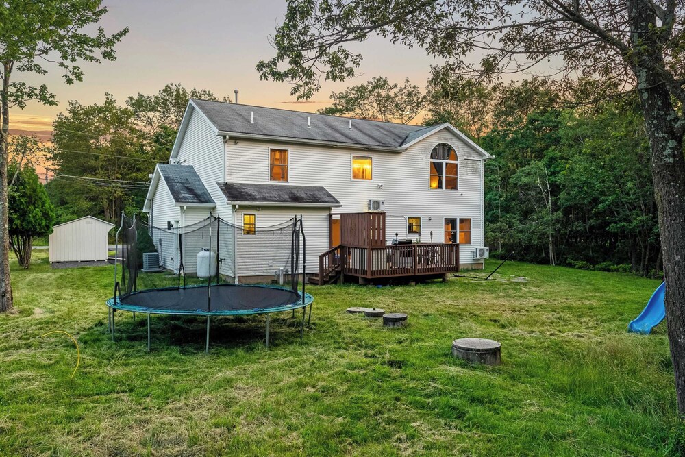 Birch Hollow by Avantstay Cozy Poconos Home w/ Fireplace, Soaking Tub & Kids Play Area