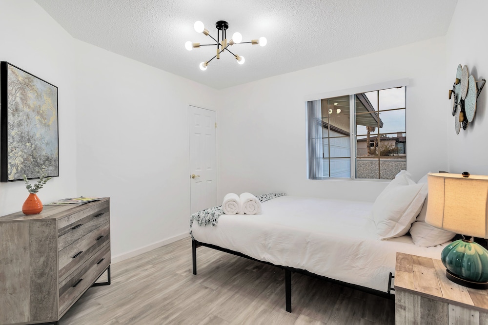 6 Mi to Joshua Tree: Home w/ Outdoor Oasis & View!
