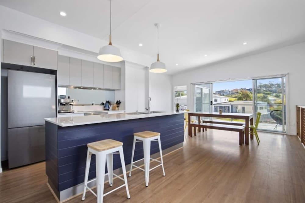 3-bed Coastal Getaway With Direct Beach Access