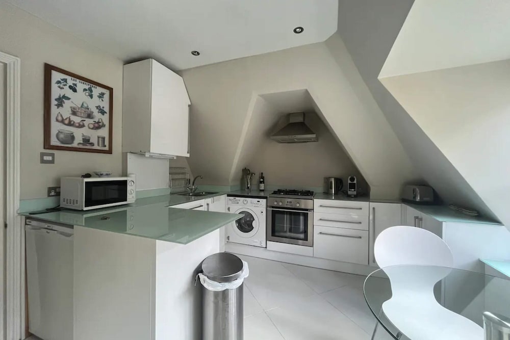 Modern Top Floor 2BD Flat - Kensington
