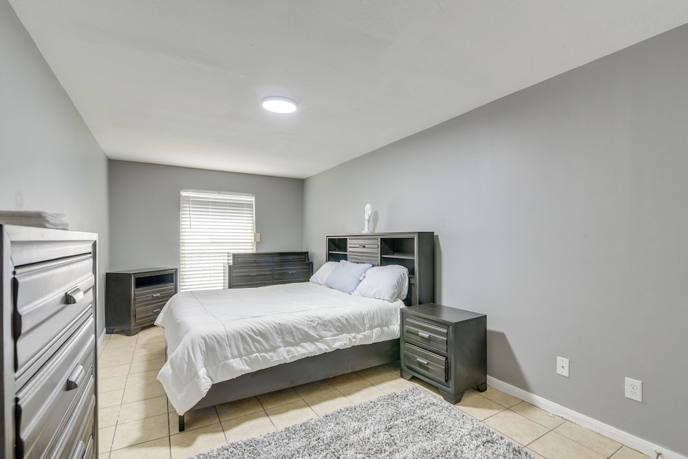 Quaint Houston Townhome ~ 5 Mi to NRG Stadium! view 3