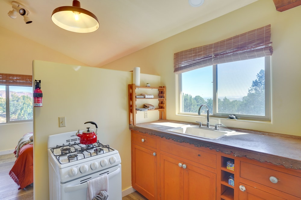 Kanab Studio Escape: Stargaze, Hike, Relax! view 2