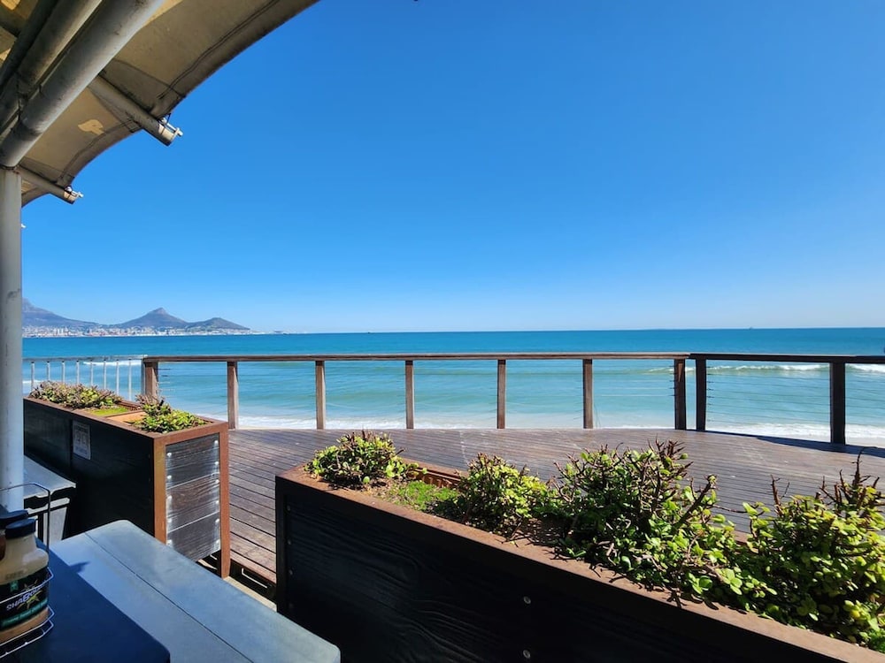 Flamingo Villa Beach Pool Luxury Solar Back Up
