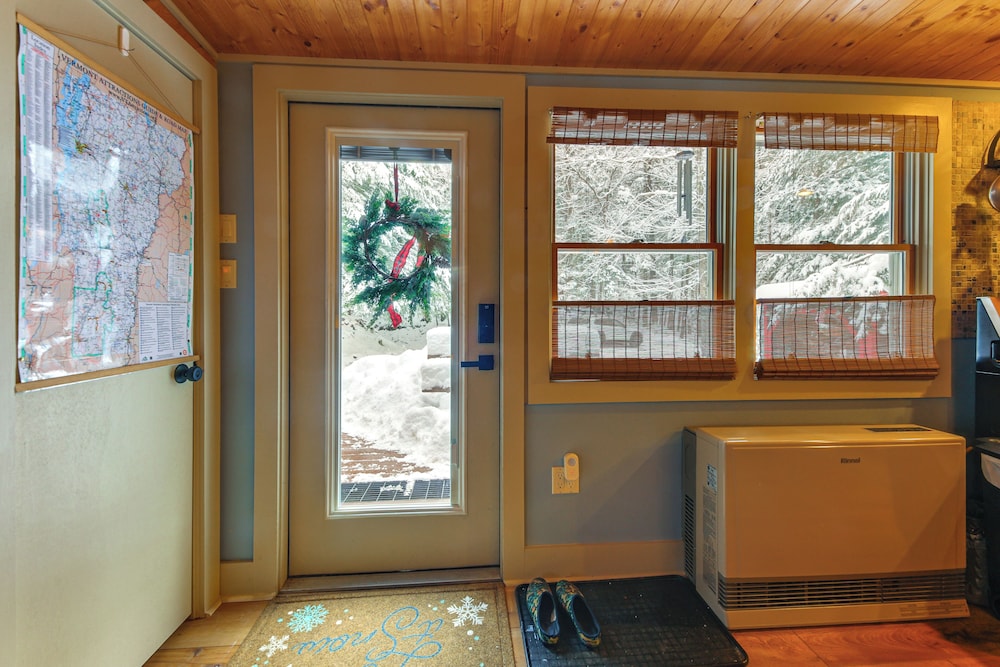 Cozy Ski Retreat! 3 Mi to Okemo Mtn Slopes
