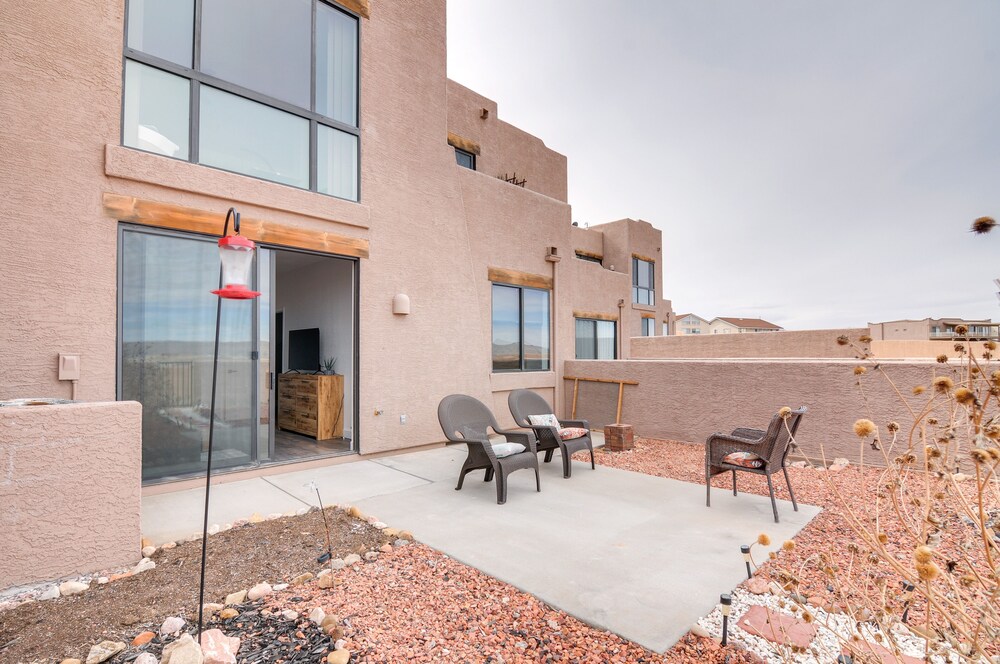 Lake Powell Views: Adobe Townhome w/ Patio