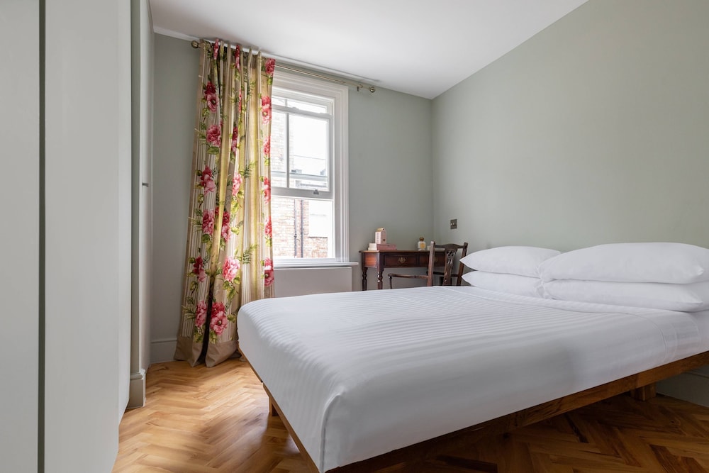 Brewster Gardens IV by Onefinestay view 4