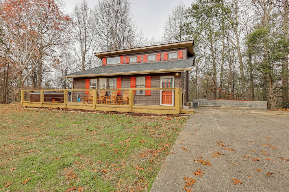 Family-friendly Cabin w/ Hot Tub in Gatlinburg!