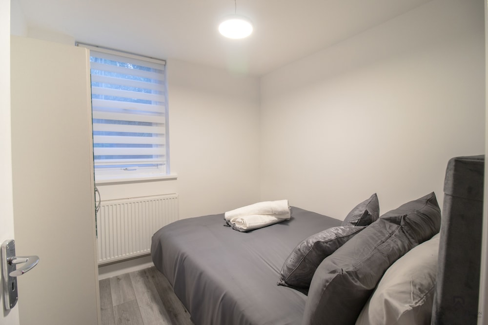 London Apt - Sleeps 4 - Parking - Wifi