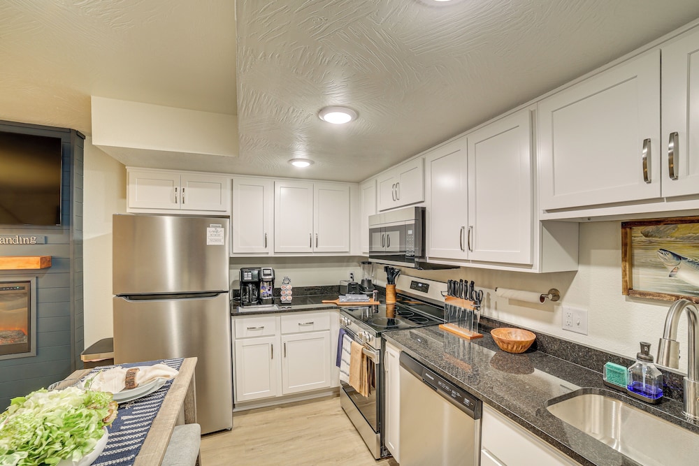 Walk to Branson Landing: Condo w/ Resort Amenities