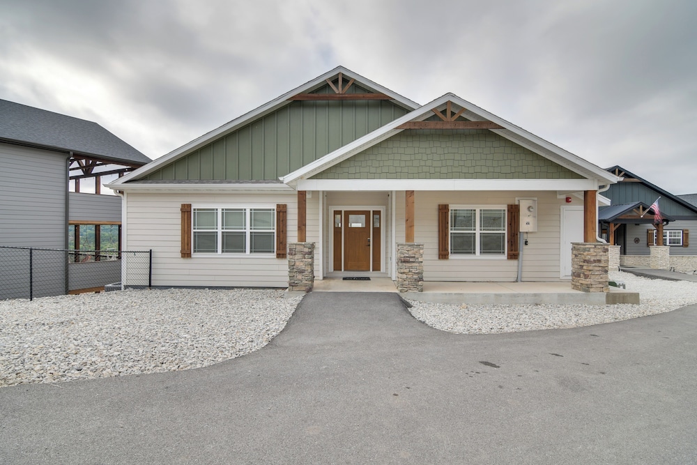 Table Rock Lake View & Games Galore: Family Lodge