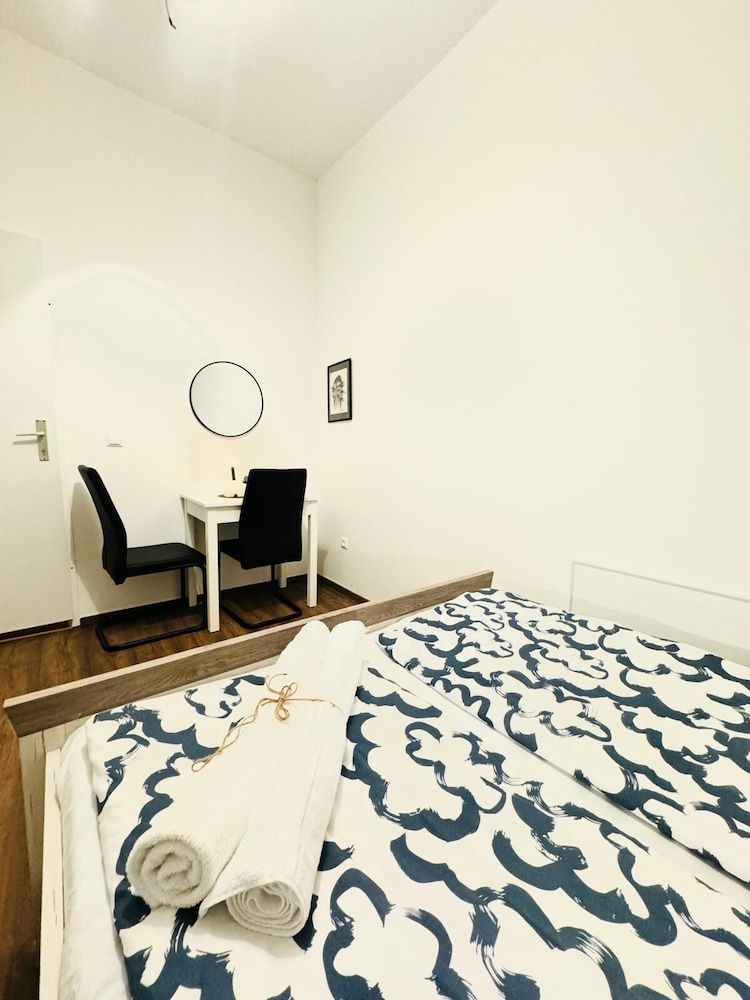 5BR Apt For 10 Walk to Kaufpark Alterlaa