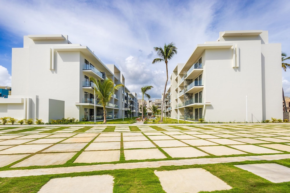 2BR Oasis in Eden Tropical - BBQ Pool Near Beach
