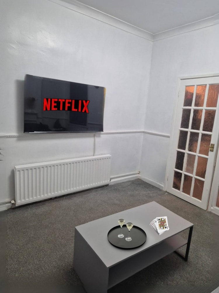3 Bed Home Free Wifi & Netflix Central Location
