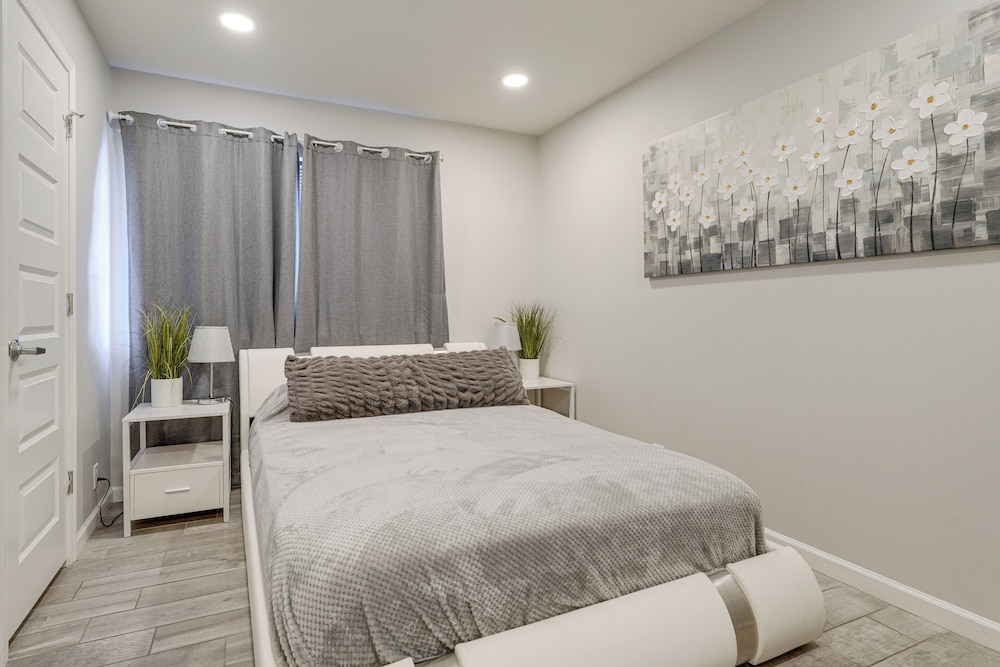 2 Mi to Old Town Scottsdale: Sleek Apartment