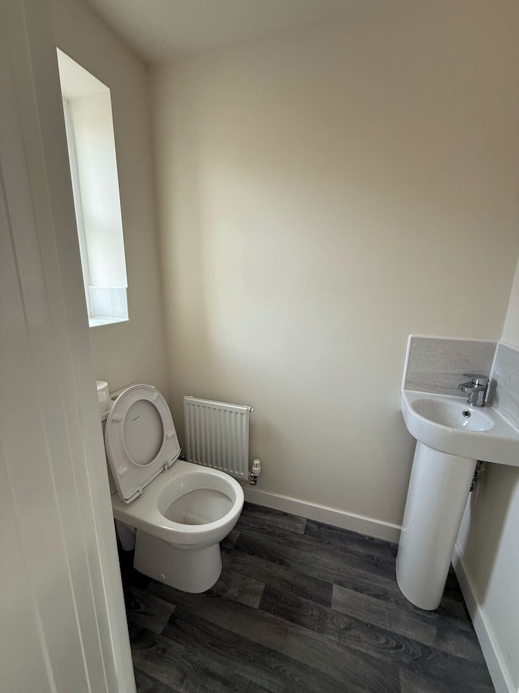 Central 2 Bed Home - Parking, Ev Point, Garden