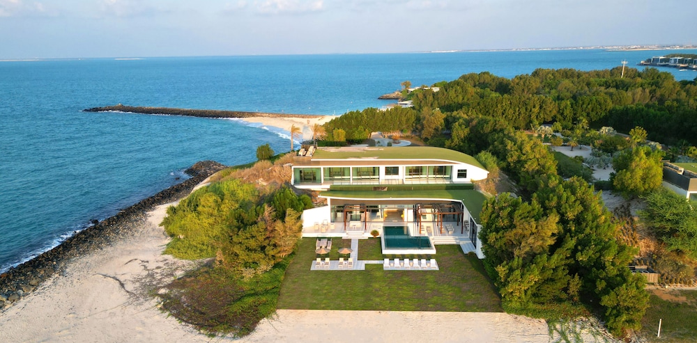 Royal Retreat Villa at Nurai Island