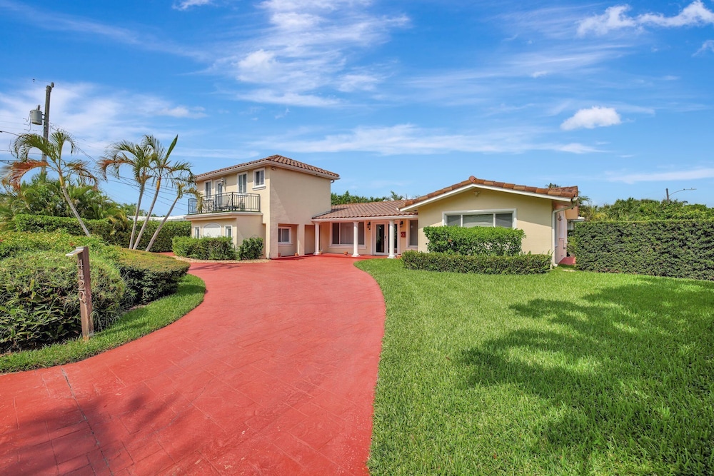Beach Duplex 3br Manor with Heated Pool
