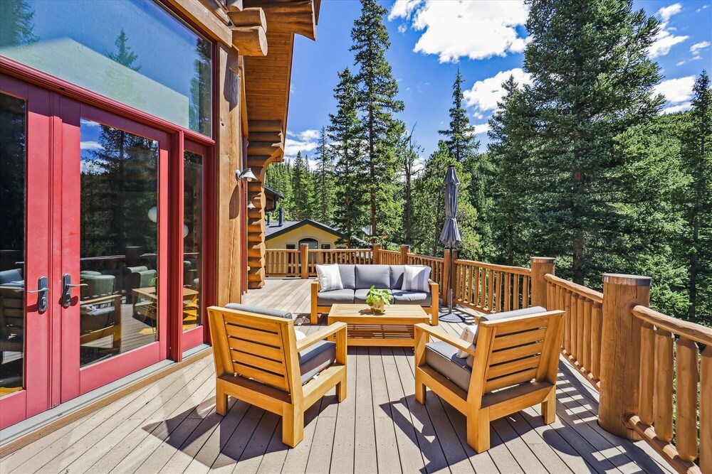 Goldenview Lodge 5 Bedroom Home by RedAwning